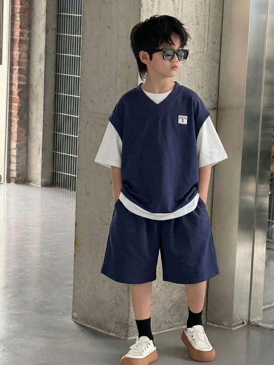 SHEIN Little Byeori 男童休闲撞色圆领宽松短袖T恤和蓝色短裤套装，基础款上衣，蓝色T恤套装，白色T恤，Y2K风格穿搭，适合春夏、外出、情人节、约会、旅行、度假、家庭聚会、返校、婚礼、晚宴、运动、生日派对等场合。