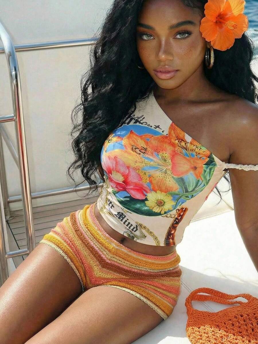 Slaydiva Conjunto feminino de duas peças, modelo Boho Slim Fit, com estampa floral e decote ombro a ombro, composto por camiseta e shorts listrados de lã sintética. Ideal para o dia a dia, praia, passeios, estilo nômade, street style, festivais de música, shows, aeroporto, brunch, baladas, férias e viagens.