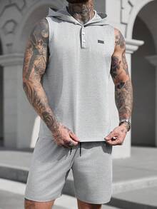 Manfinity Homme 男士舒适卫衣面料连帽polo领背心搭配抽绳松紧腰短裤两件套，休闲度假、聚会、外出、运动、简约办公皆宜，经典春夏款式背心短裤套装，流行经典款，自穿或送礼皆可。 - 灰色 - 查看 4