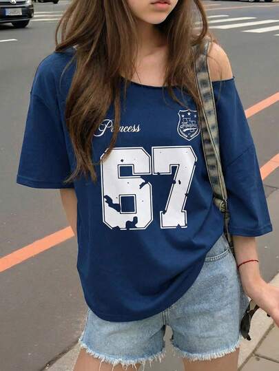 Een casual, losvallend T-shirt met cijferprint en korte mouwen voor tienermeisjes, gecombineerd met een denim short.