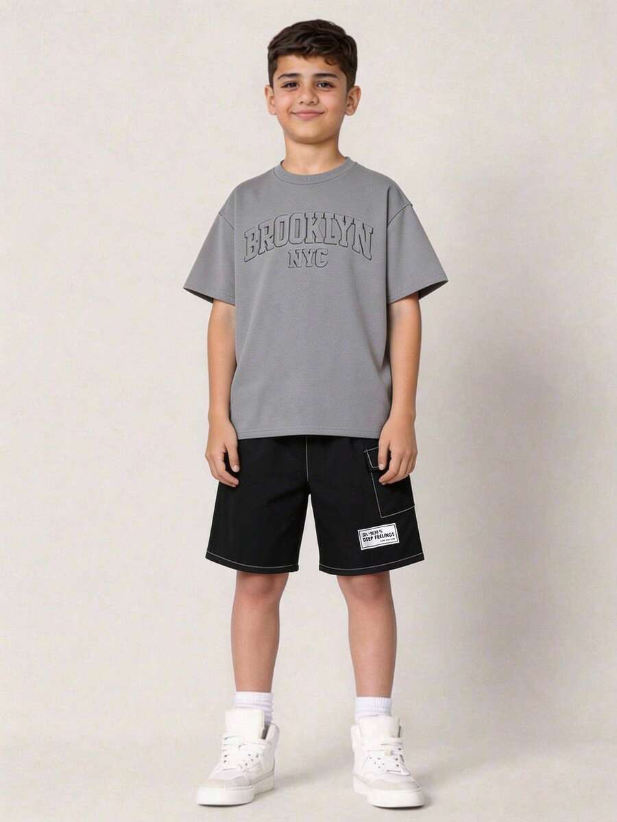 SHEIN 青少年男孩 2件組 3D字母壓紋圖案T恤配對比色飾邊工裝褲，黑色夏季街頭風畢業返校運動套裝