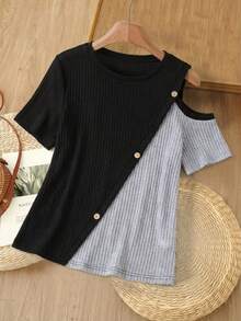 EMERY ROSE Camiseta de dos tonos de hombros con abertura con diseño de botón - Negro - Ver 1