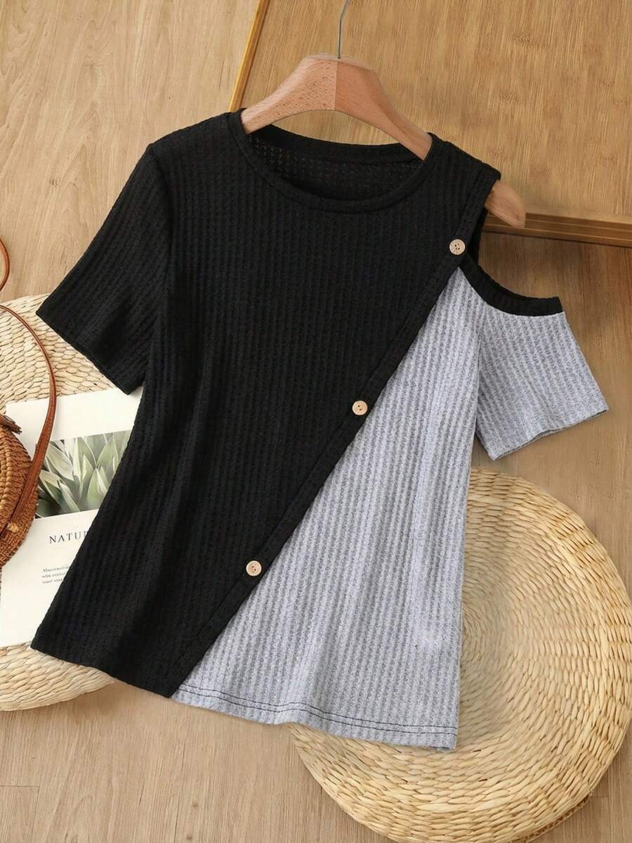 EMERY ROSE Camiseta de dos tonos de hombros con abertura con diseño de botón - Negro - Ver 1