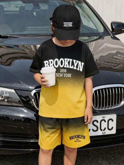 [2 Món] Bộ đồ thể thao phong cách retro Mỹ/ đường phố dành cho bé trai 4-7 tuổi, in chữ BROOKLYN + áo thun ngắn tay cổ tròn phối màu đen và vàng tương phản, nhẹ nhàng, cá tính, bắt mắt, thích hợp mặc hàng ngày trên phố/đi học/thể thao và giải trí/các hoạt động ngày lễ của trẻ em vào mùa xuân, hè và thu.