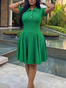 Slaydiva 春夏新品，适合生日派对、返校、校园风、日常穿着、休闲、邮轮旅行、海滩、日光浴、潮流、街头风、优雅、通勤、商务休闲、派对、宴会等场合。大码优雅修身短袖A字荷叶边领夏季连衣裙，绿色大码连衣裙，大码绿色套装，翻领连衣裙，修身A字连衣裙，曲线大码绿色连衣裙，Polo衫连衣裙，女士办公室工作服，女士职业连衣裙 - 綠色 - 查看 7