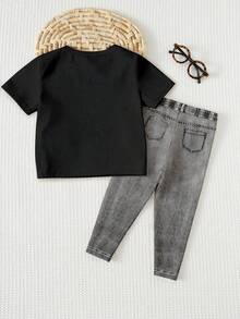 SHEIN 黑灰色街头风牛仔效果笑脸手绘图案印花，少女休闲简约柔软舒适宽松圆领短袖T恤和打底裤套装，适合日常穿着、街头风、外出、居家、度假、返校、春夏穿搭，轻松舒适，春夏套装，时尚少女，休闲装，女童卡通手绘图案服装，春夏时尚，POV - 彩色 - 查看 2