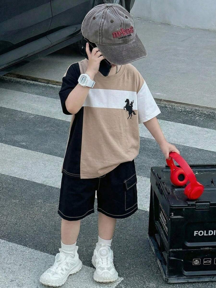 SHEIN Little Byeori 男童休闲撞色印花圆领短袖T恤短裤套装，运动服，卡其色T恤套装，Y2K风格，适合春夏穿着，适合外出、情人节、约会、旅行、度假、家庭聚会、返校、婚礼、正式场合、运动、生日派对等场合。