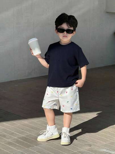 SHEIN 2件套儿童男童休闲日常度假百搭舒适纯色宽松圆领短袖针织T恤和宽松梭织短裤套装，适合学校、花园、海滩、生日、春夏等场合。
