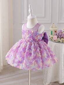 SHEIN Glamorique Kids 这款紫色3D立体花朵连衣裙专为女婴设计，采用彩色刺绣、薄纱和缎面面料，泡泡短袖，后背饰有大蝴蝶结，并点缀着串珠，呈现玫瑰图案。适合作为女婴婚礼花童礼服、表演服、晚宴礼服、生日礼服、婚礼宾客礼服、日常度假礼服以及复活节公主裙。其他款式包括：薰衣草色女婴礼服、公主裙、花瓣裙、紫色女婴礼服、公主裙等。 - 紫色 - 查看 5