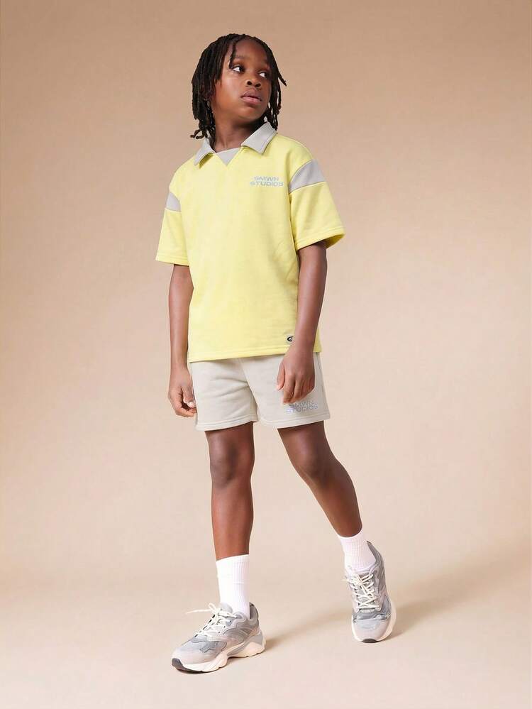 Set coordinato da ragazzo pre-adolescente con polo a blocchi di colore, maniche corte e pantaloncini abbinati, outfit estivo casual giallo e grigio