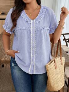 SHEIN Frenchy Camisa casual de manga corta con botones, volantes y estampado de rayas para tallas grandes - Azul y blanco - Ver 1