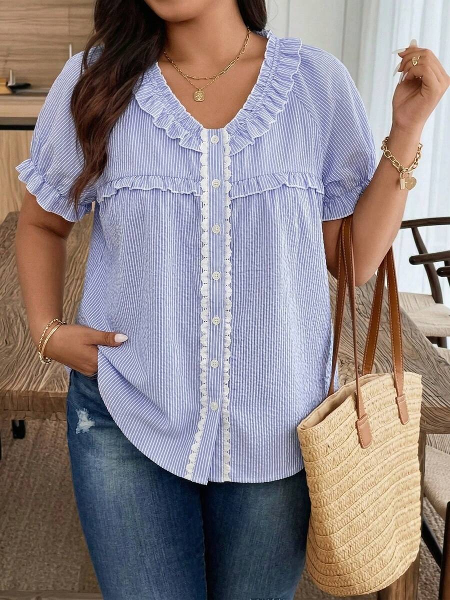SHEIN Frenchy Camisa casual de manga corta con botones, volantes y estampado de rayas para tallas grandes - Azul y blanco - Ver 1