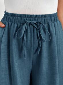 SHEIN Essnce Quần short kaki dáng suông, thoải mái, rộng rãi, đa năng dành cho nữ mùa xuân hè, kiểu dáng đơn giản, thích hợp mặc hàng ngày, cạp chun, ôm sát, phong cách châu Âu, trang phục sân bay cho nữ, phong cách Boho, trang phục đi nghỉ mát, quần short ôm dáng, phong cách cổ điển, quần short thoải mái, quần short rộng rãi, quần short Bermuda. - Màu xanh lam - Xem 6
