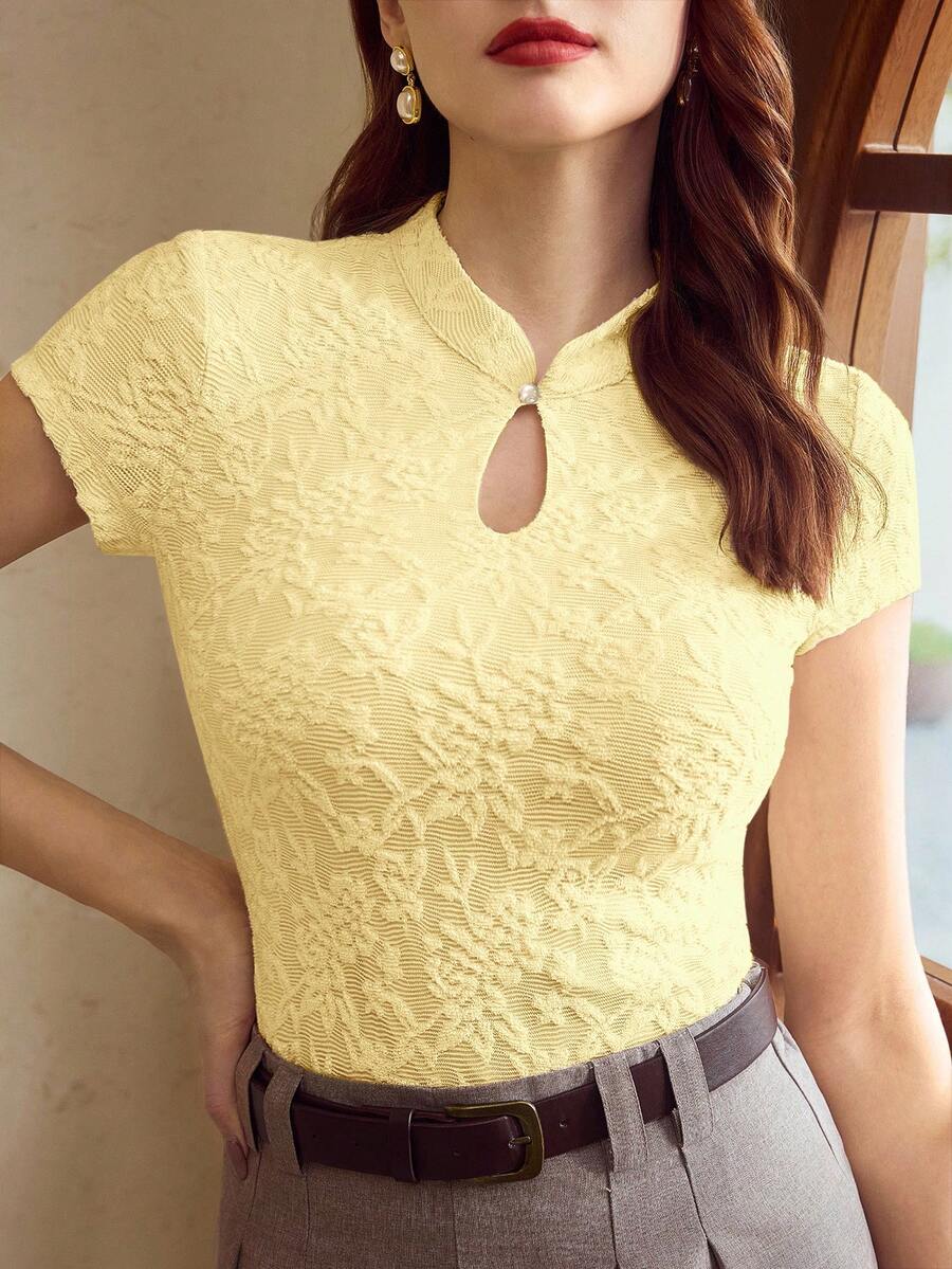 Vintamour Áo thun nữ cổ tàu thanh lịch kiểu vintage, ren hoa, họa tiết jacquard, cúc ngọc trai, thích hợp mặc đi làm/nghỉ mát, mùa hè, áo hè, trang phục đi nghỉ mát, trang phục mùa xuân cho nữ, áo trắng lễ Phục sinh, quần áo mùa hè, váy dự đám cưới, trang phục công sở thường ngày, trang phục đi nghỉ mát, áo đi chơi, trang phục sinh nhật cho nữ, áo xuân, trang phục công sở, áo hè cho kỳ nghỉ xuân, áo sơ mi nữ. - Màu vàng - Xem 1