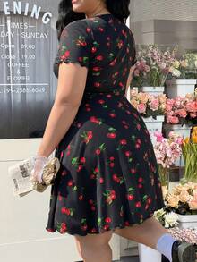 GalTyme 大码樱桃印花褶皱胸腰A字连衣裙，弹力面料，春夏款 - 黑色 - 查看 2