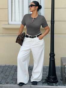 Dazy Plus T-shirt décontracté à manches courtes, col rond, ajusté avec demi-patte de boutonnage, top court pour femmes grande taille - Gris - Voir 4
