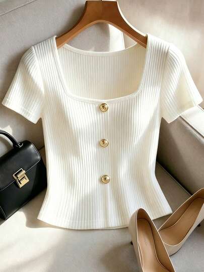 Franclia New Spring/Summer Style, Sophisticated French-Style Short-Sleeved White T-Shirt, Chic And Stylish, With High-End Decorative Button Details. Women's Spring/Summer T-Shirts, Sexy T-Shirts, Sleeveless Tops, Spring Clothing, Summer Outfits, Women's White Tops, Women's White T-Shirts, Women's Spring/Summer Button-Down T-Shirts, Spring, Summer Outfits, For Outings, Vacations, Casual Wear, Y2K, Graduation Season, Fashionable Outfits, Versatile, Commuting, Sexy.Graduation Season Attire, Fashionable Casual Commuter Wear, Business Office Wear, Versatile And Stylish Everyday Casual Wear, Urban Teacher's Professional Attire