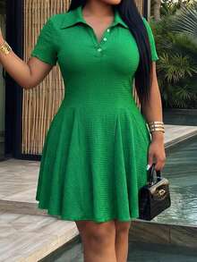 Slaydiva 春夏新品，适合生日派对、返校、校园风、日常穿着、休闲、邮轮旅行、海滩、日光浴、潮流、街头风、优雅、通勤、商务休闲、派对、宴会等场合。大码优雅修身短袖A字荷叶边领夏季连衣裙，绿色大码连衣裙，大码绿色套装，翻领连衣裙，修身A字连衣裙，曲线大码绿色连衣裙，Polo衫连衣裙，女士办公室工作服，女士职业连衣裙 - 綠色 - 查看 9