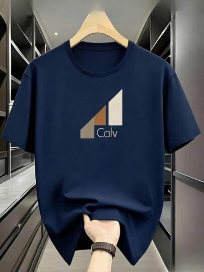 Esta camisa casual de manga corta y cuello redondo para hombre presenta un estilo elegante y relajado, ideal para el día a día y para ir a la escuela. Confeccionada en un tejido cómodo, es una prenda esencial para el verano. Una camisa por paquete, lavable a máquina.