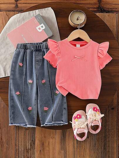 女婴粉橙色短款泡泡袖蝴蝶结针织T恤上衣搭配牛仔花卉刺绣直筒裤套装，甜美可爱的夏季休闲装