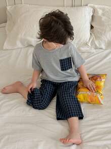 Dazy Kids Bộ đồ ngủ 2 món cho bé trai, gồm áo thun cổ tròn tay ngắn và quần dài kẻ caro tương phản. - Xám - Xem 7