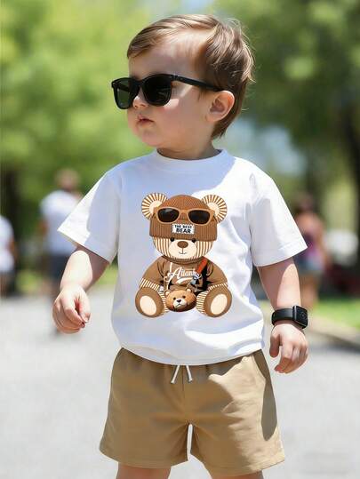 Áo thun cổ tròn tay ngắn in hình gấu hoạt hình dễ thương dành cho bé trai, chất liệu mềm mại và thoải mái, phối cùng quần short thể thao đơn giản, phong cách thời trang đường phố cho mùa xuân/hè.