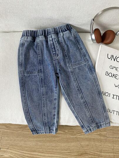 Quần jean ống côn màu xanh nhạt, kiểu dáng tối giản, thời trang thường ngày cho bé trai.