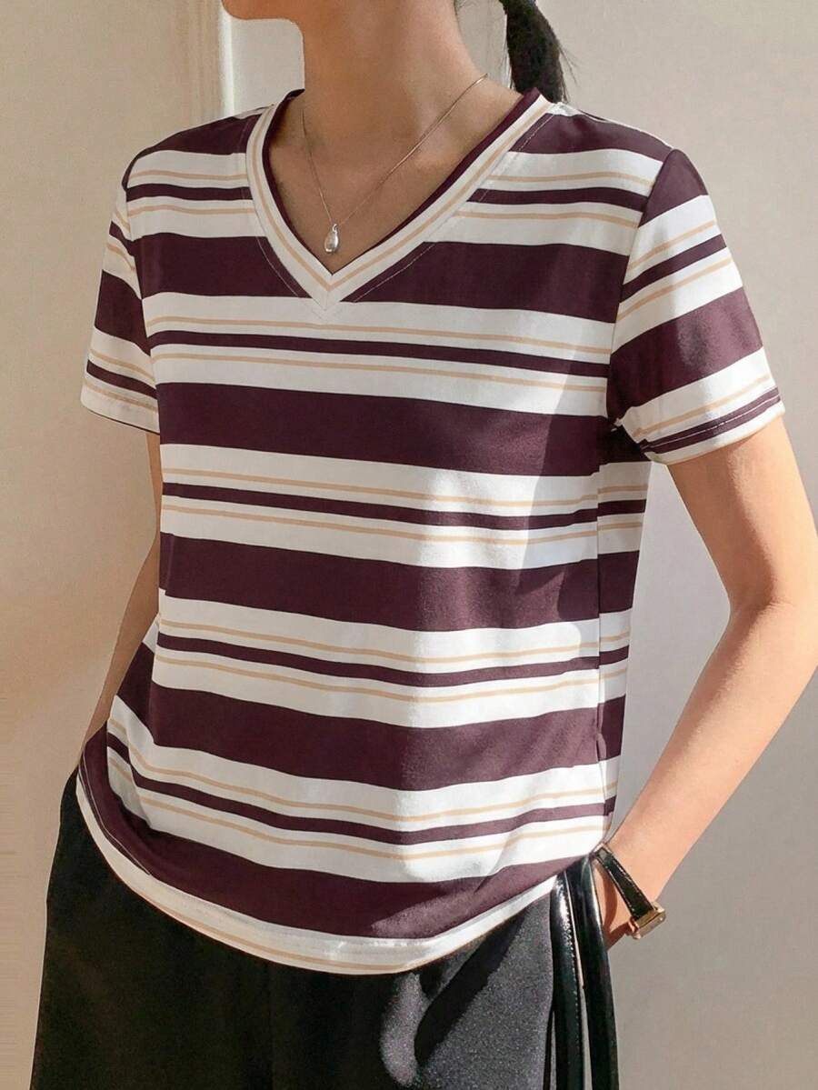 DAZY 女款V領短袖刺繡裝飾T恤,休閒百搭,寬鬆版型夏季商務休閒女裝 - 棕色 - 查看 1