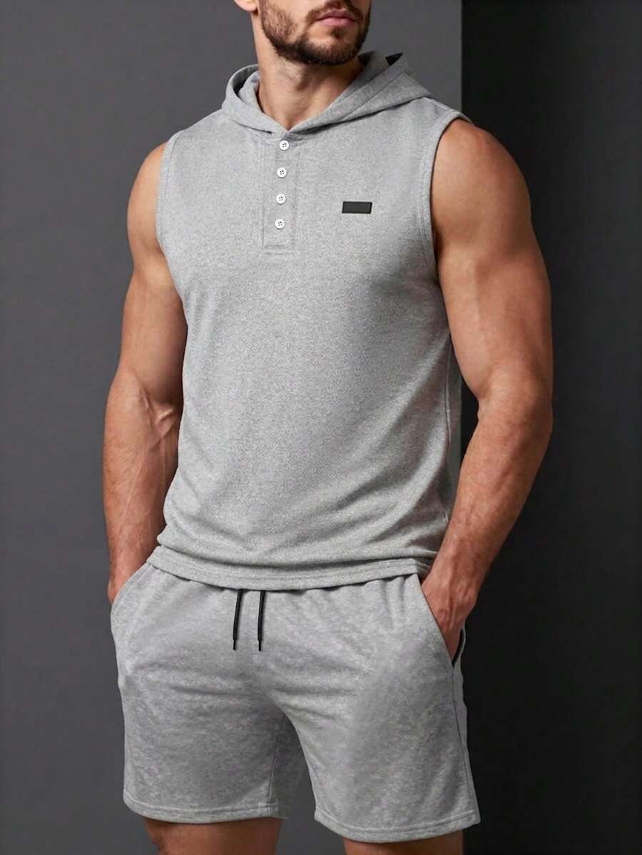 Manfinity Homme 男士舒适卫衣面料连帽polo领背心搭配抽绳松紧腰短裤两件套,休闲度假、聚会、外出、运动、简约办公皆宜,经典春夏款式背心短裤套装,流行经典款,自穿或送礼皆可。 - 灰色 - 查看 1