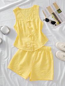 SHEIN Sparklyn Bộ đồ 2 mảnh áo không tay và quần short kẻ caro vàng trắng, họa tiết kẻ caro vàng trắng như ánh nắng mùa xuân, áo không tay cổ chữ V với bốn chiếc nơ xinh xắn, phần eo được thắt tạo tỷ lệ cân đối, quần short cạp chun thoải mái và dễ chịu, chất liệu mềm mại và thân thiện với da, phù hợp để thư giãn ở nhà hoặc các hoạt động ngoài trời nhẹ nhàng, mang đến một phong cách trẻ trung tươi mới giúp bạn tận hưởng trọn vẹn mùa hè! - Màu vàng - Xem 8