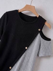 EMERY ROSE Camiseta de dos tonos de hombros con abertura con diseño de botón - Negro - Ver 4
