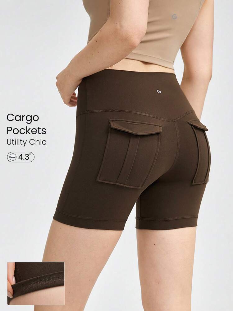 4,3" FeatherFit™ Cargo Bikershorts mit Antirutsch, Rücktaschen, für Low-Impact Yoga und den Alltag