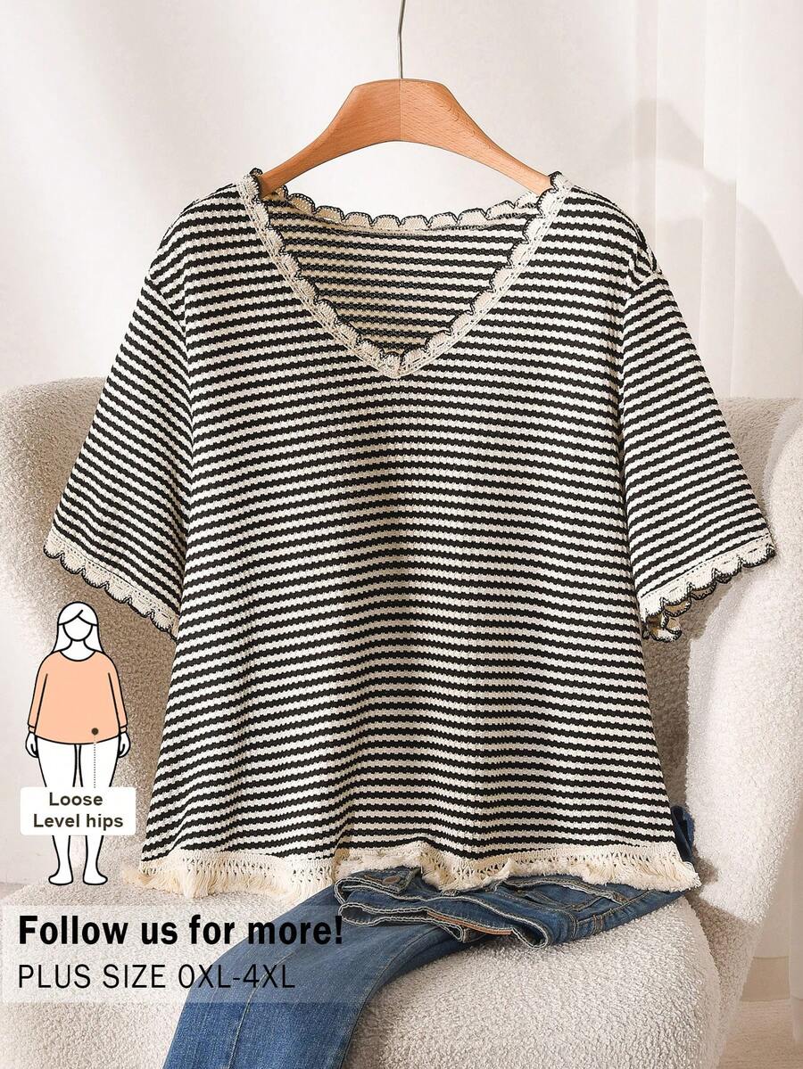CosyJoli Camiseta de manga corta con cuello en V a rayas y flecos para mujer de talla grande, casual y para ir al trabajo - Blanco y Negro - Ver 1