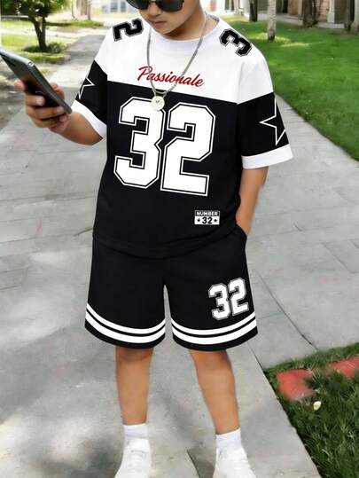 Bộ 2 món gồm áo thun ngắn tay cổ tròn có túi và quần short cho bé trai.