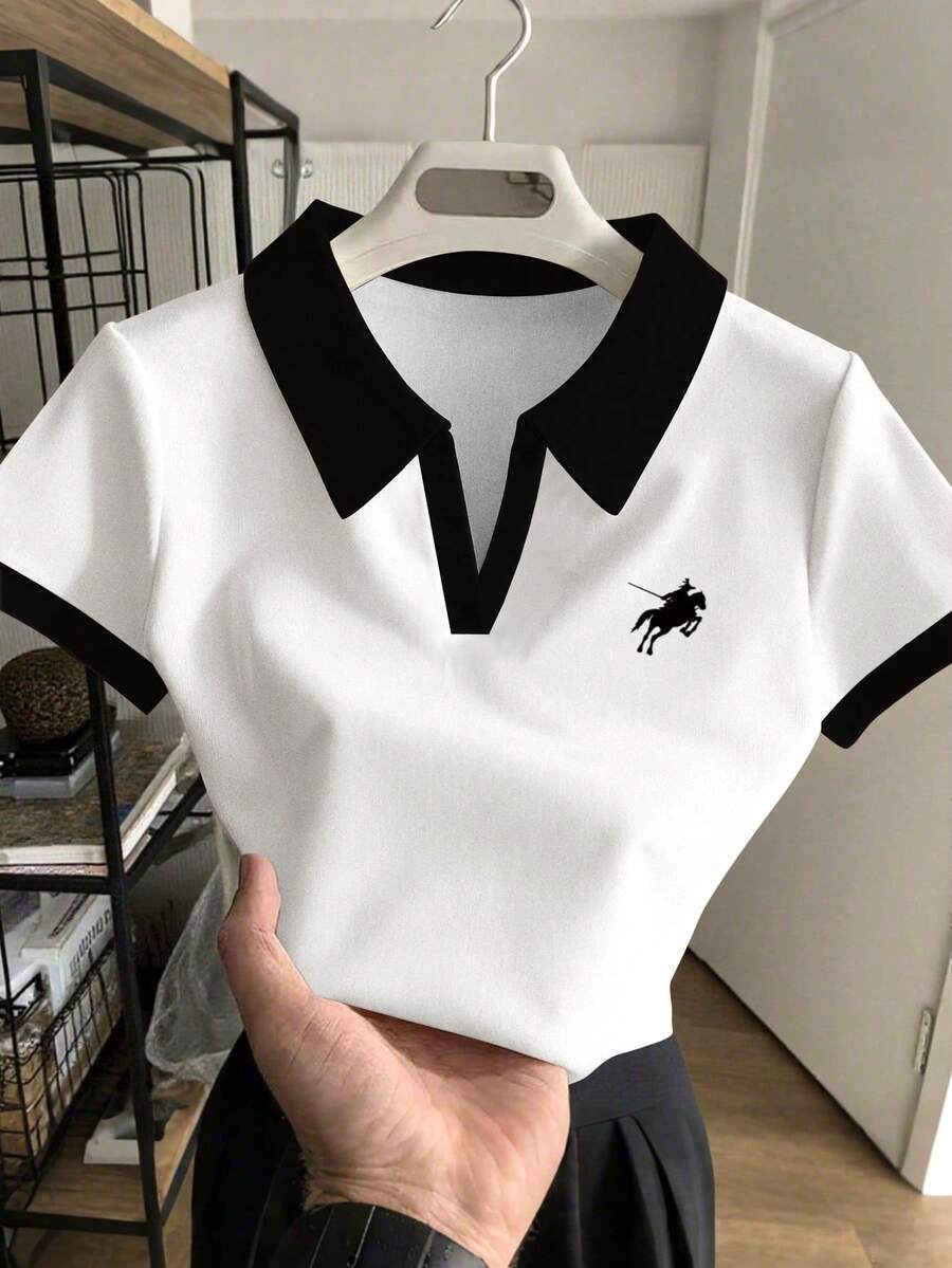 Rovax 女士短款 Polo 衫，条纹骑马印花，撞色领 - 白色 - 查看 1