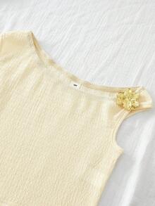 SHEIN 两件套：米色纹理肩带上衣、褶皱无袖背心和配套短裤，面料柔软，适合夏季穿着。不对称肩部设计，饰以金色花卉图案，修身剪裁，易于搭配，打造甜美又酷炫的女孩造型。 - 杏色 - 查看 3