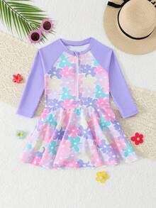 新款女童连体泳衣，单件装。这款连体泳衣采用裙摆设计，饰有可爱的卡通图案，配有拉链，甜美可爱，适合女孩和幼儿在游泳、海滩度假、水上乐园等场合穿着。长袖和裙摆设计提供良好的皮肤保护，面料优质。 - 紫色 - 查看 3