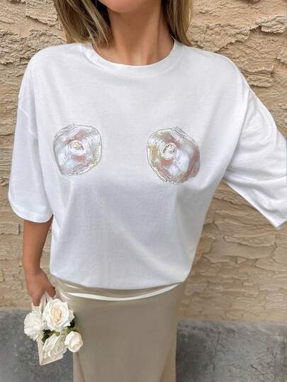 EURMUSE Dames T-shirt met losse pasvorm en oesterprint – ecru T-shirt met korte mouwen en imitatieparels, casual zomertop van katoenmix, oversized designer shirt voor een streetstyle look, modieus T-shirt met schelpenprint, luxe statement shirt, stijlvolle maar bescheiden kleding voor dames