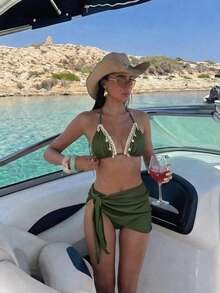 Swim Vcay Set da 3 pezzi da donna per l'estate composto da: borsa a tracolla in tessuto verde oliva con decorazioni di stelle marine e conchiglie, bikini triangolare coordinato, costume da bagno elegante e sexy per spiaggia, piscina e feste. Outfit estivo da donna in due pezzi, completo vacanziero verde salvia. - Verde militare - Visualizzare 1
