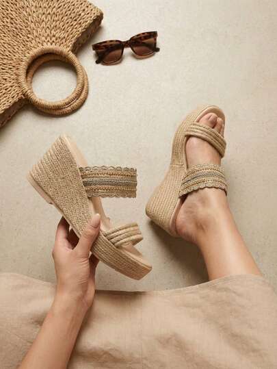 Sandalia de cuña alta en tono beige claro con textura grabada en la
suela. Combina una banda frontal elaborada con cuerdas trenzadas
y una banda superior decorada con tehido artesanal en tonos nude y
rosa suave.