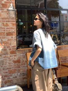 DAZY Áo sơ mi denim nữ in chữ, kiểu dáng trễ vai, cài một hàng khuy, phong cách thường ngày. - Màu xanh lam - Xem 2