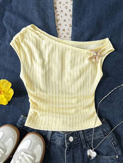 SHEIN Áo kiểu trễ vai màu vàng nhạt ôm sát, xếp ly, đính hoa kim loại, trang trí hoa văn, thích hợp cho tiệc tùng, kỳ nghỉ, lễ hội âm nhạc, phong cách Y2K, trang phục lễ hội âm nhạc, phong cách Bohemian, hẹn hò ngày lễ, tiệc trà chiều, phong cách Boho, kỳ nghỉ, chất liệu móc len, vải lanh, lễ hội hóa trang, bãi biển, du thuyền dành cho bé gái.