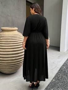 SHEIN LUNE 彩色条纹露背吊带长裙，适合春夏穿着的大码女装。非常适合休闲度假和日常出行。 - 黑色 - 查看 2