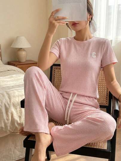 Conjunto casual de dos piezas acanalado: camiseta manga corta y pantalón amplio con cordón, Conjunto loungewear acanalado negro: camiseta relaxed fit y pantalón wide leg, Set cómodo acanalado 2 piezas: top básico + pantalón holgado con cintura ajustable