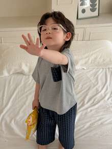 Dazy Kids Bộ đồ ngủ 2 món cho bé trai, gồm áo thun cổ tròn tay ngắn và quần dài kẻ caro tương phản. - Xám - Xem 1