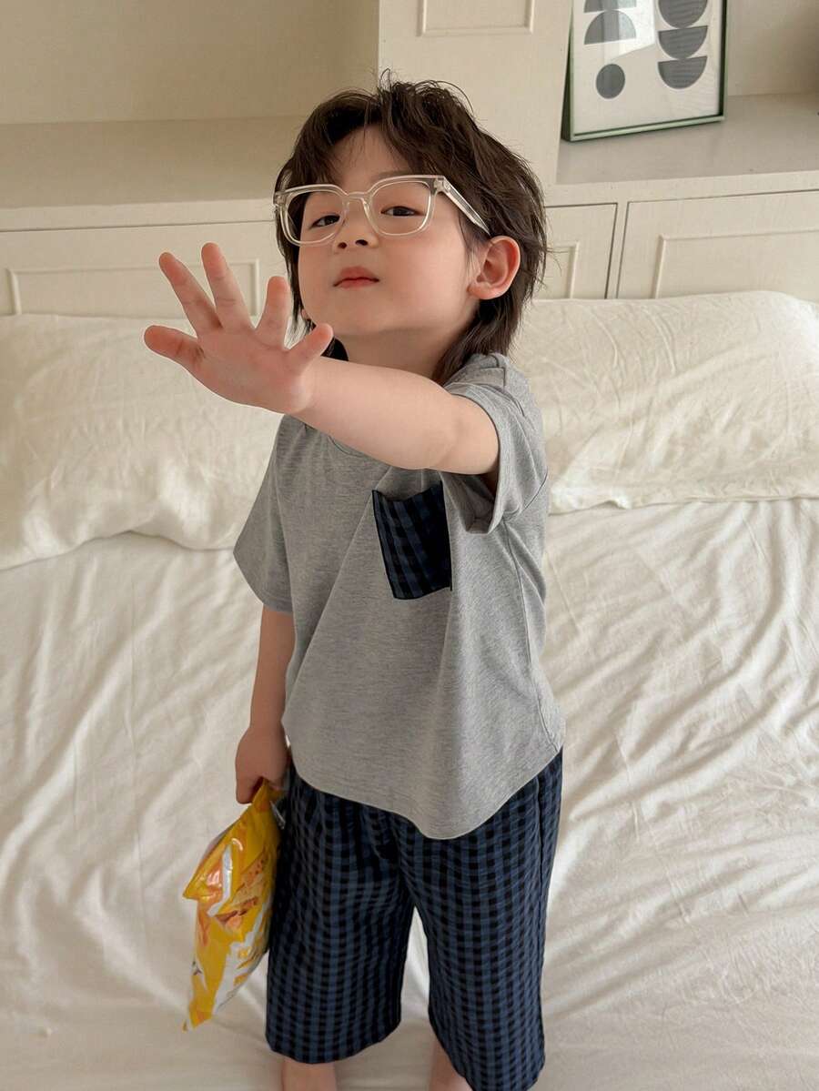 Dazy Kids Bộ đồ ngủ 2 món cho bé trai, gồm áo thun cổ tròn tay ngắn và quần dài kẻ caro tương phản. - Xám - Xem 1