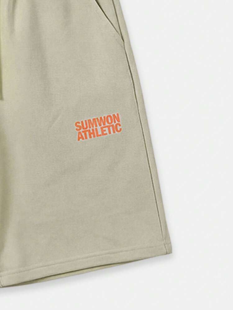Set coordinato per ragazzi pre-adolescenti composto da felpa a maniche corte beige e pantaloncini con stampa del logo arancione, vestibilità morbida, abbigliamento casual estivo