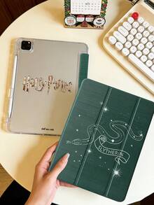 HARRY POTTER X SHEIN 这款透明亚克力三折双面印刷蛇纹图案保护套，兼容 iPad Mini 6/ Mini 7/Air/Air 2/9.7/10.5/10.2/Air 4/Air 5/10.9/Pro 11/10/2024 Air 11 (M2)/Pro 11 (M4) 2024/Air 11 英寸 (M3) 2025/iPad (A16) 11 英寸第 11 代 2025 款。高透明度保护套，产品不含触控笔。部分型号的保护套框架内设有触控笔插槽。 - 彩色 - 查看 5