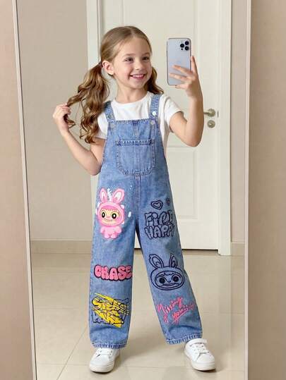 SHEIN Bộ áo liền quần denim dáng rộng thoải mái, mềm mại, có dây đeo điều chỉnh được, in họa tiết hoa, trái tim, cầu vồng và graffiti thời trang dành cho bé gái, phù hợp để mặc ngoài với áo tay ngắn/tay dài, hoàn hảo cho mặc hàng ngày, đi chơi và du lịch.