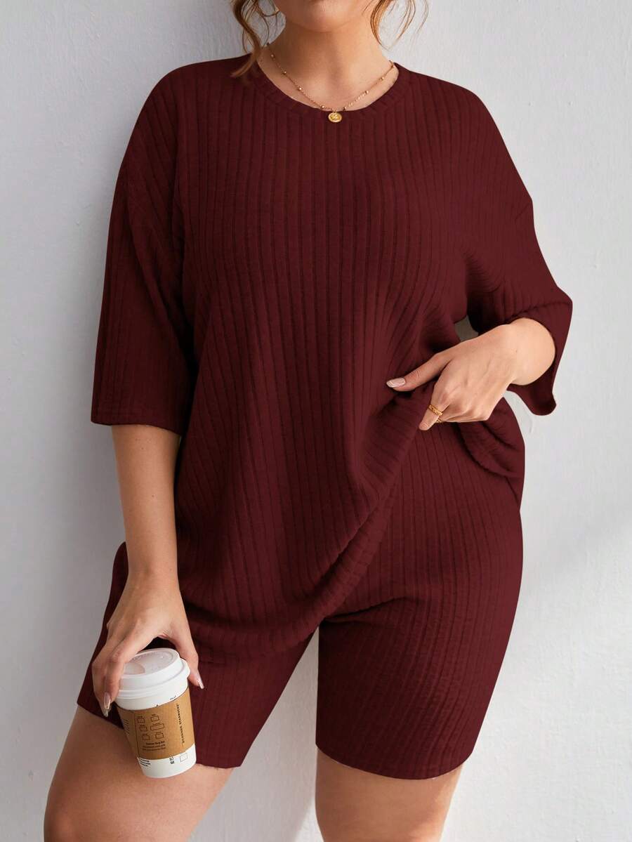 SHEIN Essnce 大码夏季休闲纯色T恤短裤两件套 - 酒紅色 - 查看 1